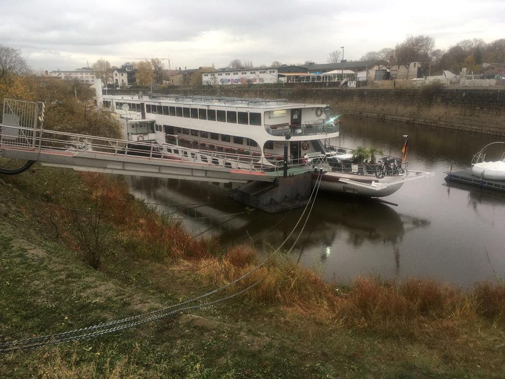 Schiffsherberge Pöppelmann hotel on the Elbe river in Dresden